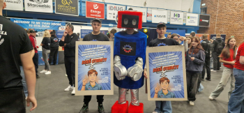 Uczniowie "Mechanika" prezentujący ofertę szkoły