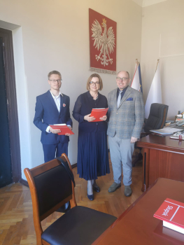 Na zdjęciu uczeń i dyrektor II LO z Beata Chrzanowską, Zastępcą Prezydenta Miasta Słupska