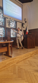 Pan Grzegorz Pochopień w sali 211 Urzędu Miejskiego w Słupsku