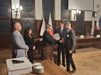 Pani Beata Chrzanowska Zastępca Prezydenta Miasta Słupska składa gratulacje i podziękowania poszczególnym młodym radnym