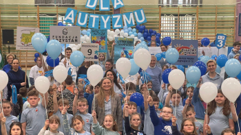 Przedszkolaki  z balonami biało-niebieskimi w Szkole Podstawowej z Oddziałami Integracyjnymi nr 5 im. Gryfitów.