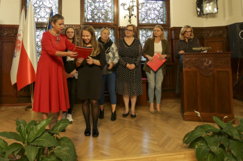 Wręczanie dyplomów stypendystkom przez Prezydentkę Miasta Słupska Krystynę Danilecką-Wojewódzką, Zastępczynię Prezydentki Martę Makuch oraz Przewodniczącą Rady Miejskiej w Słupsku Beatę Chrzanowską