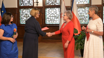 wręczenie powierzenia dyrektorce PM 6 przez Krystynę Danilecką-Wojewódzką Prezydentkę miasta Slupska oraz Beatę Chrzanowską Zastępczynię Prezydentki Miasta Słupska.jpg