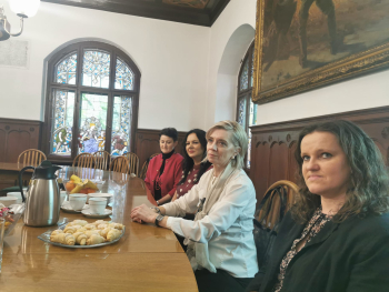 nauczycielki wraz dyrektorami szk&oacute;ł podczas uroczystości wręczenia akt&oacute;w nadania stopnia nauczyciela mianowanego