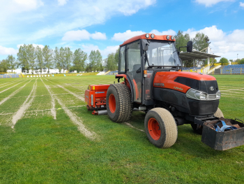 Traktor na płycie stadionu Gryfa przy ul. Zielonej.