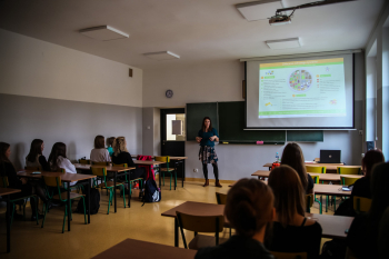 Zdjęcie przedstawia uczniów podczas wykładów prowadzonych w ramach Międzyszkolnego Festiwalu Nauki E(x)plory w Zespole Szkół Ekonomicznych w Słupsku