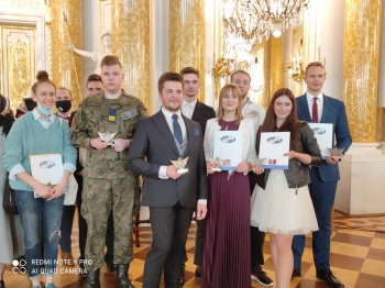 Na zdjęciu znajduje się osiem osób nagrodzonych w konkursie