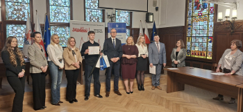 Na zdjęciu Bartosz Łunkiewicz, uczeń Zespołu Szkół Mechanicznych i Logistycznych w Słupsku, zdobywca III miejsca wraz z jury konkursu