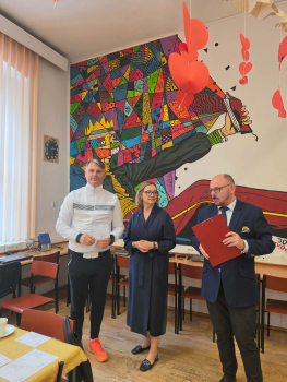 Wiceprezydent Miasta Słupska Beata Chrzanowska oraz Dyrektor II Liceum Ogólnokształcącego Mariusz Domański złożyli nauczycielom gratulacje, dziękując za ich zaangażowanie, kreatywność i pasję w realizacji projektów społecznych.