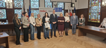 Na zdjęciu uczennica Zespołu Szkół Ekonomicznych w Słupsku - Klaudia Rożek, ktora zajęła I miejsce w konkursie wraz z jury