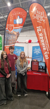 Uczniowie II Liceum Og&oacute;lnokształcacego im. Adama Mickiewicza w Słupsku prezentujący ofertę szkoły