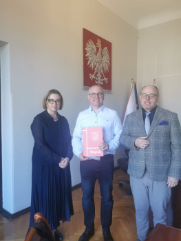 Na zdjęiu Beata Chrzanowska - Zastępca Prezydenta Miasta Słupska, Dariusz Gierczak - nauczyciel II LO oraz Mariusz Domański - dyrektor II LO