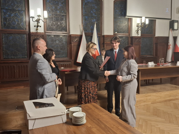 Pani Beata Chrzanowska Zastępca Prezydenta Miasta Słupska składa gratulacje i podziękowania poszczególnym młodym radnym