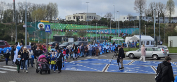 Barwny korowód zakończył się przed Parkiem Wodnym Trzy Fale