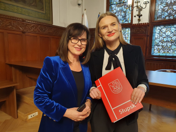 Na zdjęciu widzimy Martę Makuch Zastępcę Prezydentki Miasta Słupska oraz Annę Sadlak Dyrektorkę Wydziału Edukacji