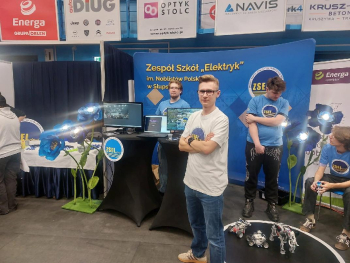 Uczniowie Zespołu Szk&oacute;ł "Elektryk" im. Noblist&oacute;w Polskich w Słupsku prezentujący ofertę szkoły