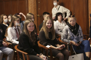 Stypendyści z dyrektorami na uroczystości wręczania stypendiów Prezydenta Miasta Słupska