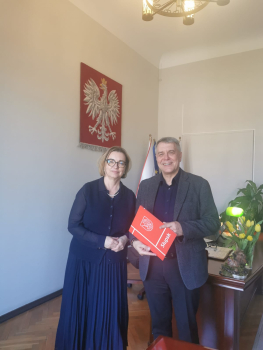 Na zdjęciu Beata Chrzanowska, Zastępca Prezydenta Miasta Słupska z dr Wojciechem Gajewskim, dyrektorem V Liceum Og&oacute;lnokształcacego w Słupsku