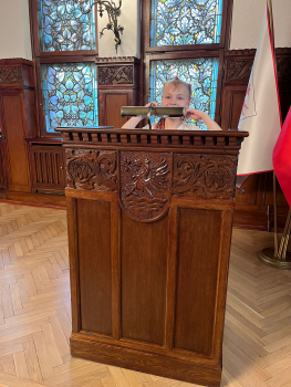 Uczestniczka Półkolonii przy mównicy w sali sesyjnej Rady Miejskiej w Słupsku