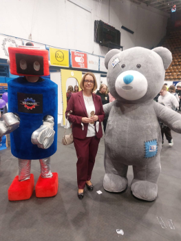 Na zdjęciu Beata Chrzanowska, Zastępca Prezydenta Miasta Słupska w towarzystwie szkolnych maskotek