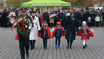 Mali Patrioci z Prezydentką Miasta Słupska, Krystyną Danilecką-Wojewódzką i Przewodnicząca Rady Miejskiej, Beatą Chrzanowską podczas uroczystości z okazji Dnia Niepodległości