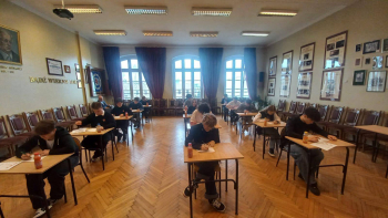 Na zdjęciu uczniowie rozwiązujący test podczas konkursu
