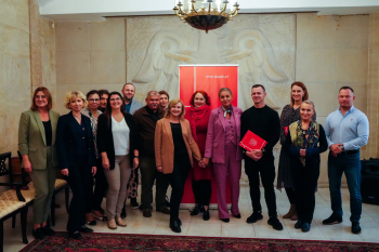 Na zdjęciu wnioskodawcy wygranych zadań z SBO 2025 oraz pani prezydent Krystyna Danilecka-Wojewódzka, Sala ślubów USC Słupsk