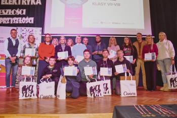 Wspólna fotografia uczniów - uczestników Quizu z Beatą Chrzanowską, Zastępcą Prezydenta Miasta Słupska, przedstawicielem Photon Entertainment oraz dyrektorami Szkoły Podstawowej nr 8 i 11