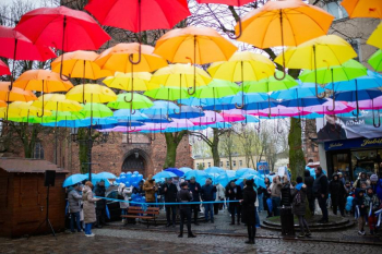 Kolorowe parasole pojawiły się również na ulicy Nowobramskiej