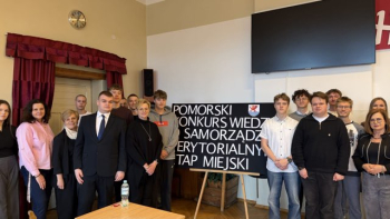 Na zdjęciu wszyscy uczestnicy etapu miejskiego konkursu wraz z jury i Anną Sadlak - dyrektorką Wydziału Edukacji