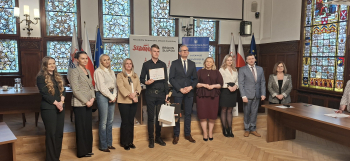 Na zdjęciu Michał Sieradzki - uczeń LO w Bytowie, zdobywca II miejsca wraz z Jury Konkursu