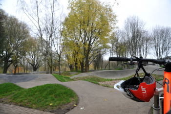 na zdjęciu tor pumprack i rower z kaskiem zawieszonym na kierownicy