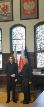 Wspólne zdjęcie Przewodniczącego Młodzieżowej Rady Miasta Słupska - Jakuba Gajdy z Maciejem Maraszkiewiczem - opiekunem Rady.