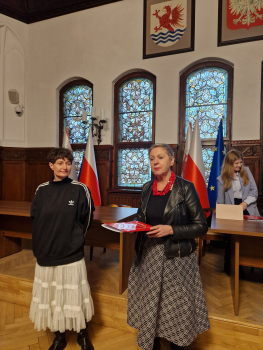Nauczyciel Pomorza Pani Anna Rzepa otrzymuje list gratulacyjny z rąk Krystyny Danileckiej-Wojewódzkiej Prezydentki Miasta Słupska