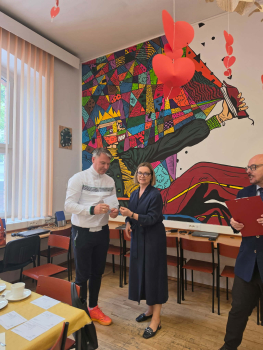 Wiceprezydent Miasta Słupska Beata Chrzanowska oraz Dyrektor II Liceum Ogólnokształcącego Mariusz Domański złożyli nauczycielom gratulacje, dziękując za ich zaangażowanie, kreatywność i pasję w realizacji projektów społecznych.