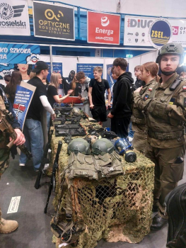 Uczniowie Zespołu Szk&oacute;ł Mechanicznych i Logistycznych im. Tadeusza Tańskiego w Słupsku prezentujący ofertę szkoły