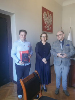 Na zdjęciu uczeń i dyrektor II LO z Zastępcą Prezydenta Miasta Słupska - Beatą Chrzanowską