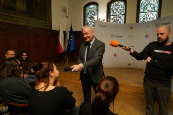 Na zdjęciu Europoseł - Robert Biedroń podczas rozmowy z młodzieżą ze słupskich szkół zawodowych