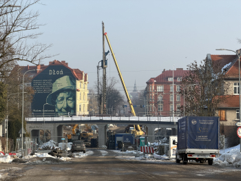 Widok na prace związane z palowaniem fundament&oacute;w pod filary wiaduktu przy ulicy Szczecińskiej.