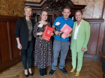 Maria Krętkowska i Bartosz Giecewicz wraz z prezydentkami Krystyną Danilecką-Wojewódzką i Martą Makuch. Postacie stoją na tle zabytkowej szafy stojącej w gabinecie Prezydenta Miasta Słupska