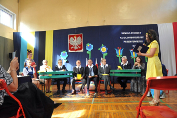 Zaproszeni goście biorą udział w zabawie zorganizowanej przez nauczycielki i uczniów z SP 2.