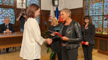 Prezydentka Miasta Słupska wręcza młodzieży zaświadczenia potwierdzające uzyskanie mandatu Młodzieżowej Rady Miasta Słupska V kadencji