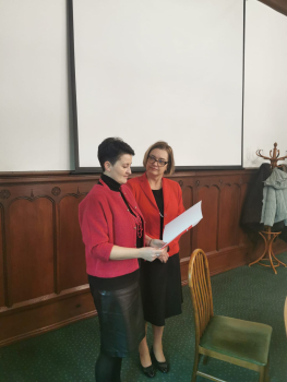 Nauczycielka trzymająca w rękach kartę i  Beata Chrzanowska, Zastępca Prezydenta Miasta Słupska