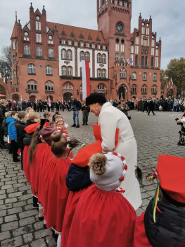 Przedszkolaki - Mali Patrioci podczas uroczystości z Pania Krystyna Danilecką-Wojewódzką w Słupsku