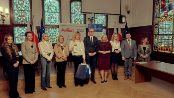 Na zdjęciu Przemysław Ćwil, uczeń Zespołu Szkół Technicznych w Słupsku, zdobywca V miejsca wraz z jury konkursu