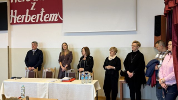 Na zdjęciu jury konkursu, dyrektor Wydziału Edukacji oraz nauczyciele - opiekunowie merytoryczni uczni&oacute;w