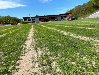 Traktor na płycie stadionu 650-lecia.