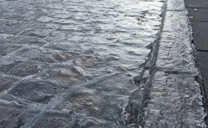 Obraz przedstawia oblodzoną drogę