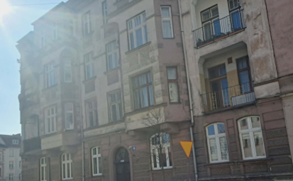Zdjęcie przedstawia budynek w którym znajduje się lokal mieszklany na sprzedaż