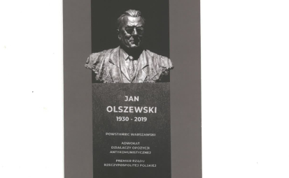 Grafika przedstawiająca pomnik Jana Olszewskiego z napisem: Jan Olszewski 1930-2019,  Powstaniec Warszawski, Adwokat, działacz opozycji komunistycznej, premier rządu RP,